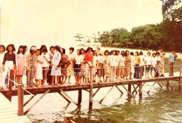 SMP Santa Angela saat wisata belajar ke Ancol dan Taman Bidadari 1970an