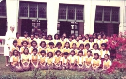 Taman di depan kelas SMP Santa Angela Bandung tahun 1970an