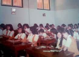 Kelas SMP Santa Angela tahun 1970 an. Meja dan kursi kayu jati yang kokoh. 