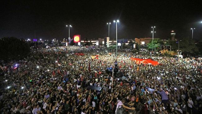 Kerumunan Massa di Sisi Luar Bandara Ataturk, Istanbul. (Reuters/Huseyin Aldemir)