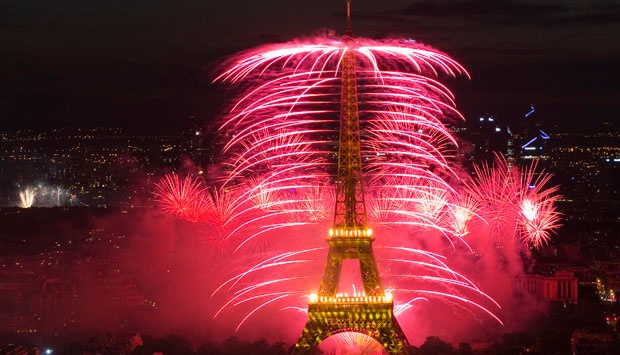 Warna-warni kembang api menghiasi menara Eiffel dalam penampilan yang disebut
