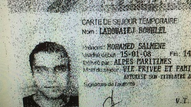 Kartu identitas milik Mohamed Lahouaiej Bouhlel yang ditemukan di dalam truk yang digunakan untuk mengumbar teror di Nice, Prancis, Kamis (14/7) malam. Foto: Daily Mirror