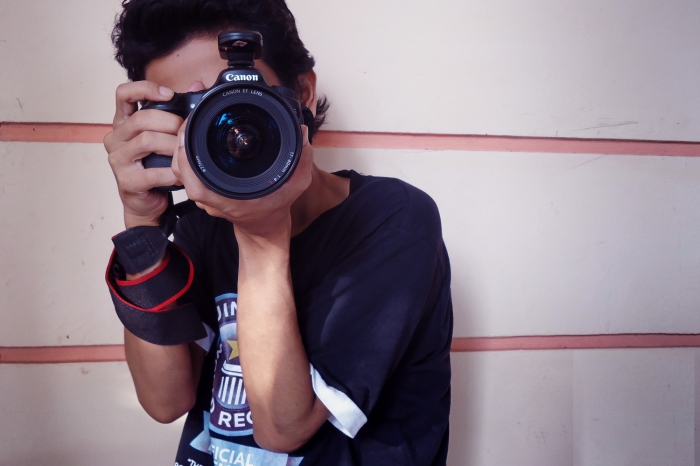 Hasil gambar untuk foto orang memegang kamera