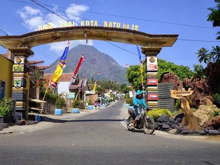 Desa Oro Oro Ombo dengan background Gunung Panderman, www.kampungVanderman.blogspot.com