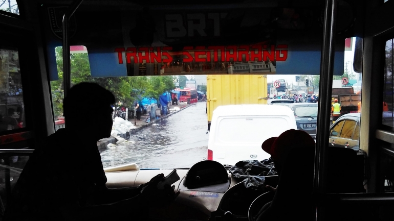 BRT Trans Semarang Koridor II sedang melewati Rob yang ada di Kaligawe, dekat Terminal Terboyo (Sumber: Dokumentasi Pribadi)