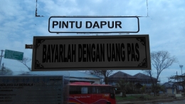 Ini adalah favorit saya, Tulisan PINTU DARURAT kemudian dikelupas oleh penumpang jadi PINTU DAPUR. Betapa kreatifnya kota Semarang ini. Semoga tidak dibetulkan karena ini hiburan untuk kami-kami yang suntuk menggunakan angkutan umum (Sumber: Dokumentasi Pribadi)