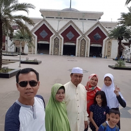 Melepas si Kakak pergi ke Gontor, berangkat bersama rombongan IKPM Jakarta dari depan Masjid At-Tin, 12 Juli 2016. (@iskandarjet)