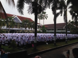 Dua ribu lebih calon santriwati mendengar wejangan jelang ujian tulis di Pondok Modern Gontor Putri. (Entin Soleha)