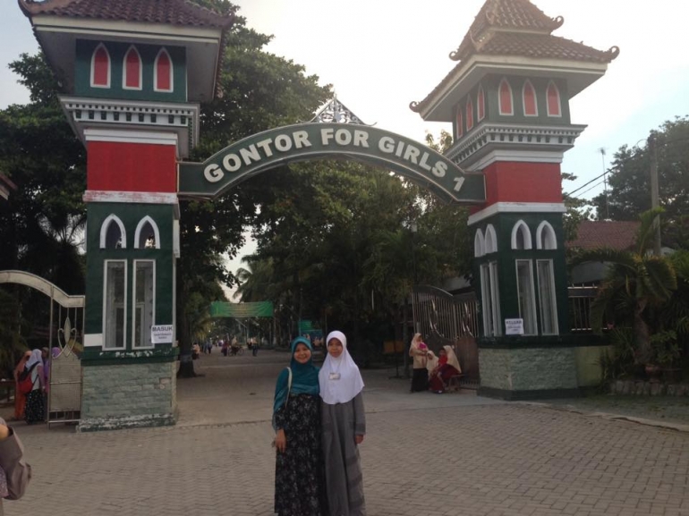 Si kakak dan mamanya, mejeng di pintu gerbang Pondok Modern Gontor Putri, Mantingan, Ngawi, Jawa Tengah. (Entin Soleha)