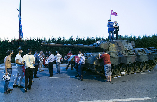 Rakyat Turki Merebut Tank Kudeta - Foto: valdaiclub.com