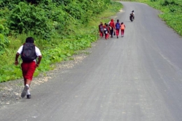 Orang tua menemani anaknya berangkat sekolah,pemandangan ini nampak di pedalaman Papua (dok.pri).
