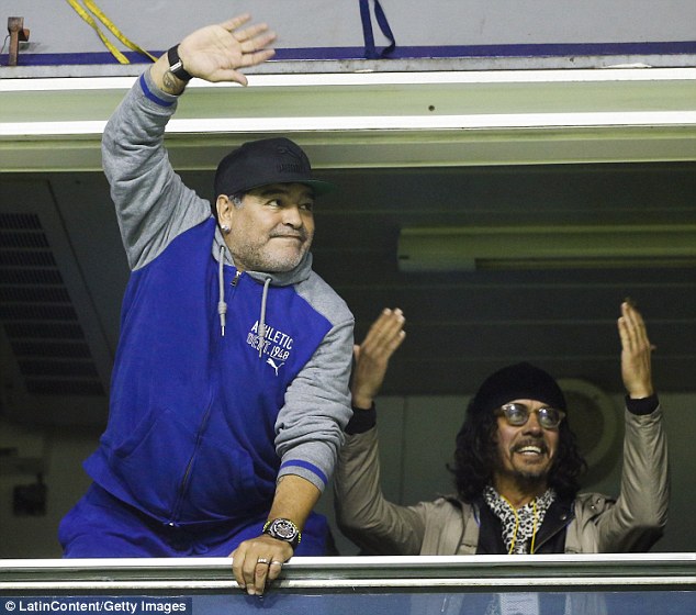 (Maradona saat mendukung klub kesayangannya, Boca / sumber : Dailymail)