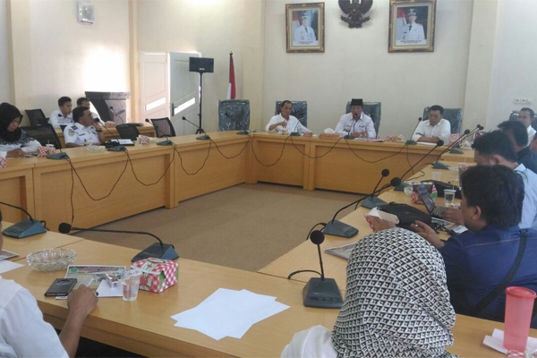 Bupati Lebong H. Rosjonsyah, S.IP, M.Si memimpin rapat persiapan Peresmian Jalur Wisata dan Olah Raga Arung Jeram. Sumber: bengkulu.sahabatrakyat.com