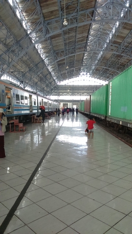 Rel panjang Stasiun Tanjung Priok. Foto: Dok. Pribadi