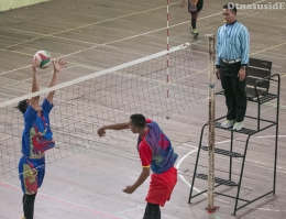 Pemain voli Muara Enim menjebol pertahanan Lahat