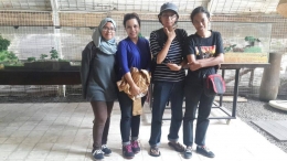 Welfie dengan tour guide Museum Atsiri. Kiri-kanan: Erna, Nicken,Vika dan Sri Rejeki(Tour Guide).Doc: Riana Dewie