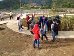 Serius mendengarkan penjelasan tour guide