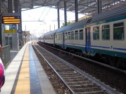 di stasiun kereta kota Parma sebelum berangkat