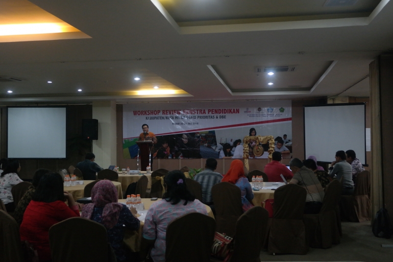 Agus Marwan, Provincial Coordinator USAID PRIORITAS Sumut membuka acara Workshop Review Renstra Pendidikan Mitra USAID Prioritas Sumut dan DBE di Grand Kanaya Hotel, Medan, Sumut, Jumat (22/7). Foto oleh Dedy Hutajulu