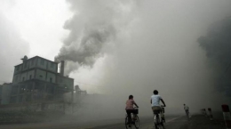 Gas buang pabrik (http://jogja.tribunnews.com/2015/03/11/gas-buang-kendaraan-bermotor-sumbang-polusi-terbesar-di-sleman)