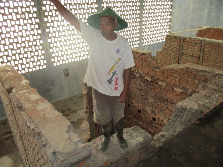 Aksi Pak Markhaban ini sekaligus menunjukkan bahwa bangunan di sini masih kuat termasuk bata-bata di ruang boiler ini