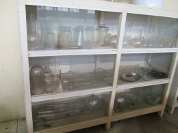 alat-alat soxhletasi, destilasi, corong pisah, erlenmeyer dan labu ukur yang masih tersimpan di museum atsiri