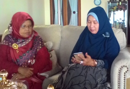 Eva Amir (berjilbab hijau) bersama keluarga, Ir. Titin Rustini, saat wawancara dengan Kompasianer Adi Bermasa, saat lebaran Idul Fitri di Ampanggadang Limapuluh Kota. (FOTO: DOK. PRIBADI)