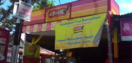 Goreng ayam (chicken dan burger) spesifik d' Besto. Di Padang, lokasinya berada di depan kampus Fakultas Kedokteran Unand, Jati. (FOTO: DOK. PRIBADI)