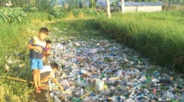 Sampah di sawah (http://manado.tribunnews.com/2015/02/06/menumpuk-dan-bau-sampah-di-sungai-toubeke-minahasa-harus-diangkat)