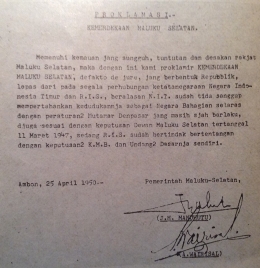 Gambar 1: Teks Proklamasi "RMS" (Sumber: J.A. Manusama et. al., “Keluaran Lustrum I: 5 Tahun Republik Maluku Selatan”, Mena Muria No. 4 , Tah. V, 25 April 1955: sampul dalam)