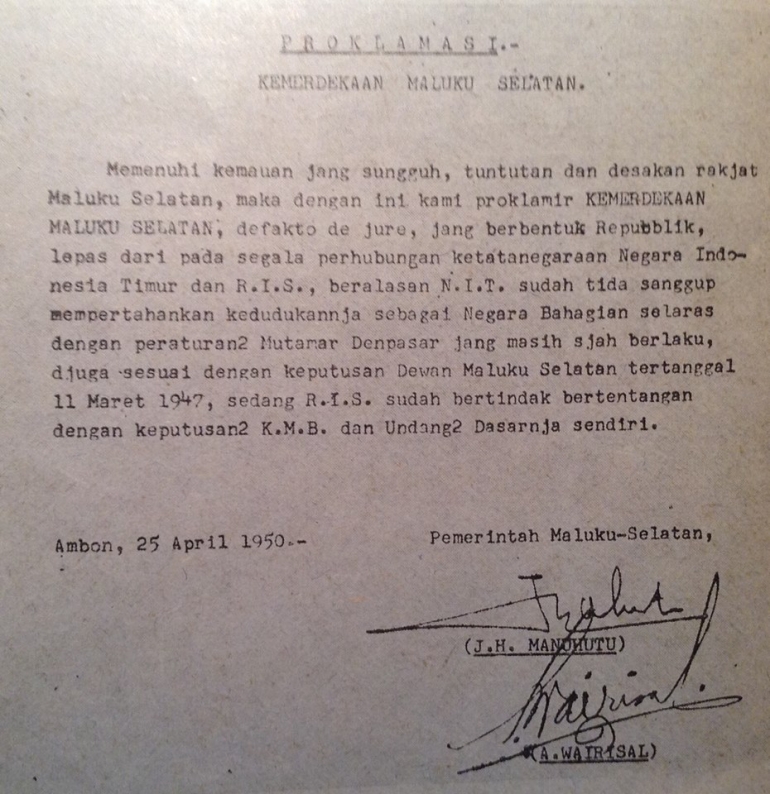 Gambar 1: Teks Proklamasi "RMS" (Sumber: J.A. Manusama et. al., “Keluaran Lustrum I: 5 Tahun Republik Maluku Selatan”, Mena Muria No. 4 , Tah. V, 25 April 1955: sampul dalam)