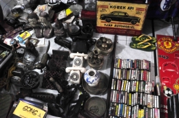 Berbagai benda vintage yang dijual di pasar kangen jogja (dok. pribadi)