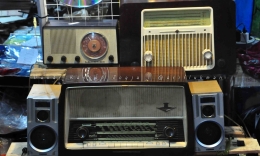 Radio klasik yang dijual di pasar kangen jogja (dok. pribadi)
