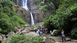 Rehat sejenak di "trotoar" sambil memandang air terjun