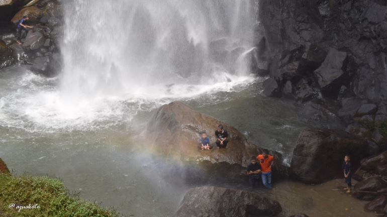 Beruntung kami bisa menyaksikan pelangi di dasar air terjun