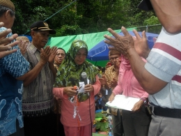 Kepala Desa Otam Barat Saat Pemotongan pita dipersemian Jembatan Alternatif 