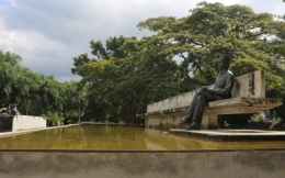Patung Soekarno menghadap ke laut, di bawah Pohon Sukun bercabang lima (dok.Pribadi)