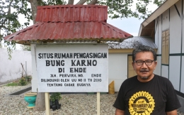 Penulis di depan papan nama situs Bung Karno (dok.Pribadi) 