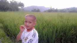 Gambar 1, Siapa sangka Bocah Bule ini anak petani di Lamno, Aceh (Doc. FMT)