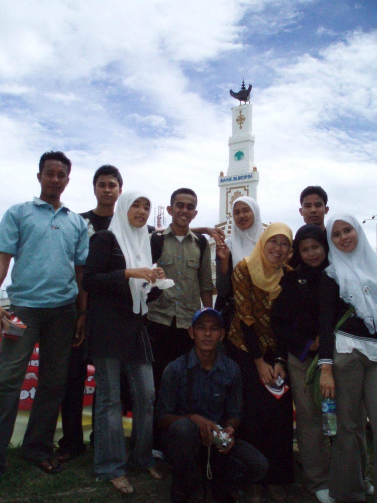 CMPP-PKBI Aceh terlibat dalam kegiatan sosial bersama LSM lain dalam rangka kesadaran akan kesehatan reproduksi, bahaya narkoba dan penyakit menular seksual. Kegiatan ini adalah membagi brosur dan kit lain di area Simpang Lima,Banda Aceh - Foto dari PKBI Aceh.