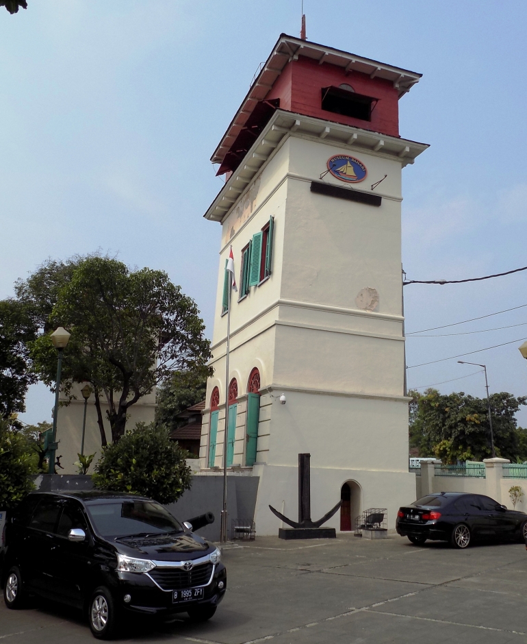 Menara Syahbandar yang telah berdiri sejak zaman VOC, berfungsi sebagai menara pengawas untuk aktifitas yang ada di kawasan pelabuhan Sunda Kelapa.