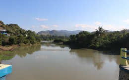 Aliran air sungai yang ditangkap Bendung Sutami Mbay (dok.Pribadi)