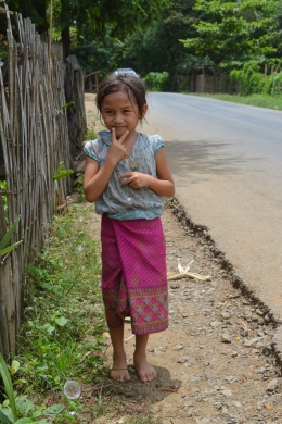 Anak Hmong dengan pakaian ala Laos, namun kainnya tenunan Hmong | foto-foto: koleksi pribadi