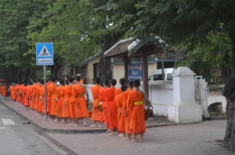 Barisan Biksu yang baru keluar dari 'vat' mereka | Foto-foto: koleksi pribadi