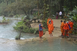 Para biksu bermain-main di kolam air terjun | foto-foto: koleksi pribadi