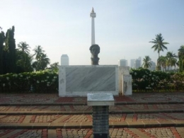 Patung Chairil Anwar di halaman utara Monas / dokpri