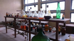 Ruang Laboratorium ex pabrik penyulingan Citronella, 1963 (cikal bakal museum minyak atsiri Indonesia) Sumber: FB Rumah Atsiri