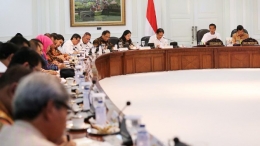 KOMPAS/WISNU WIDIANTORO Presiden Joko Widodo dan Wakil Presiden Jusuf Kalla memimpin rapat kabinet paripurna di Kantor Presiden, Jakarta, Senin (15/6)