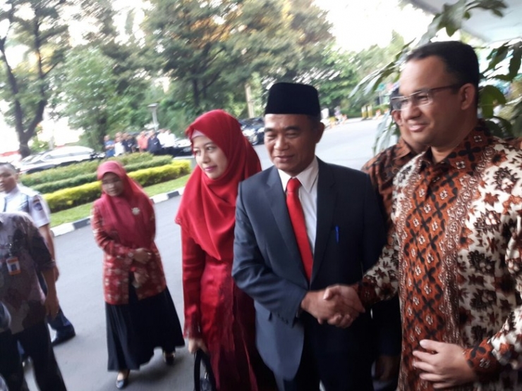 Anies Baswedan menyambut Muhadjir Effendy sebelum serah terima jabatan Menteri Pendidikan dan Kebudayaan (Kartika Sari Tarigan/detikcom)