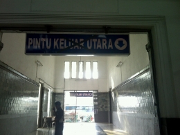 dok.pri pintu keluar utara stasiun Priok menghadap langsung ke terminal Tanjung Priok